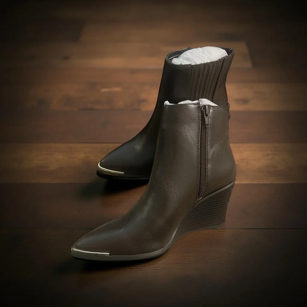 NIB NEW BCBGeneration Jacksin Mocha Wedge Ankle Boots Size 5M